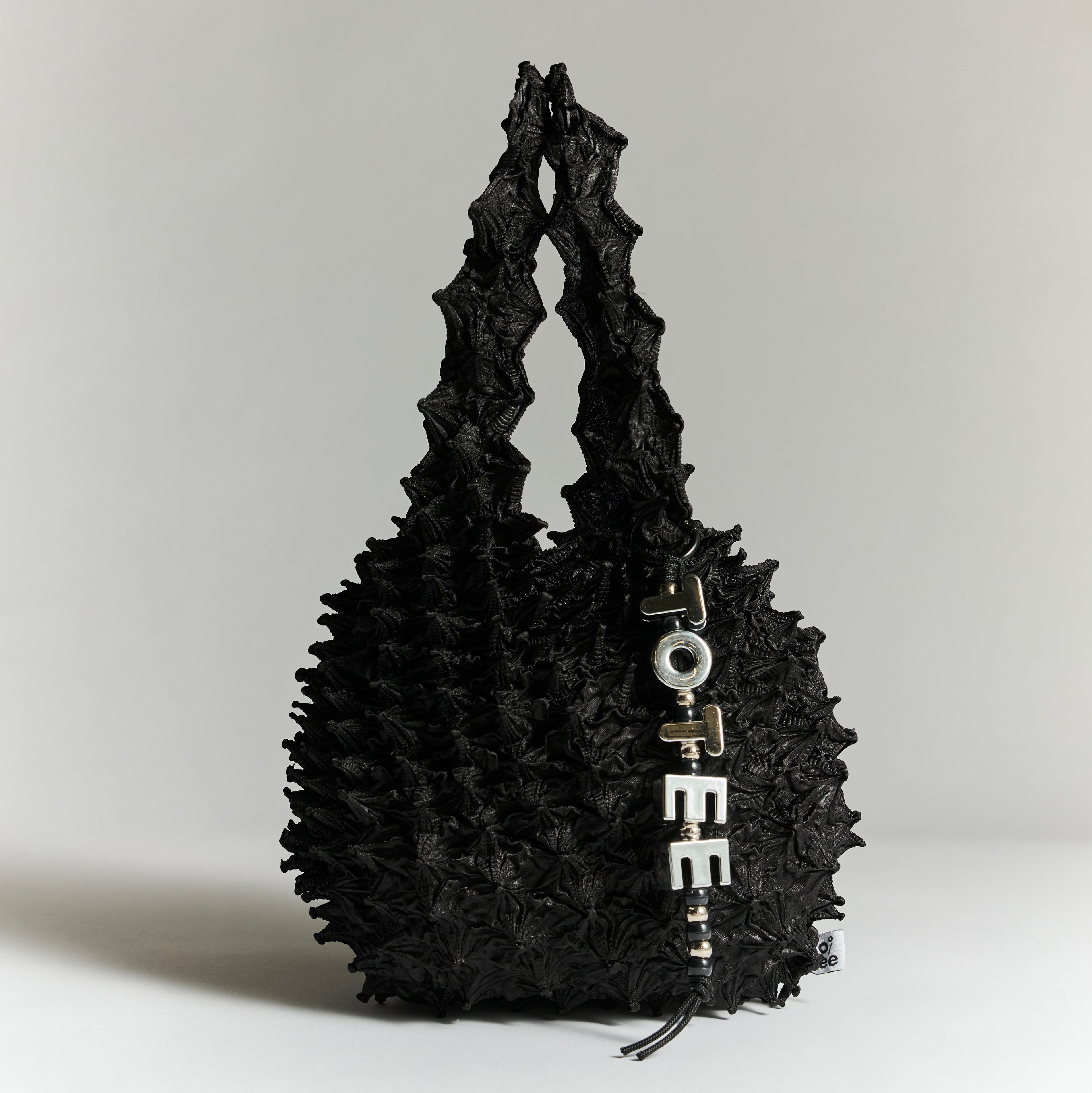 totee シルバー アルファベット チャーム｜バッグに付けられるブランドロゴアクセサリー