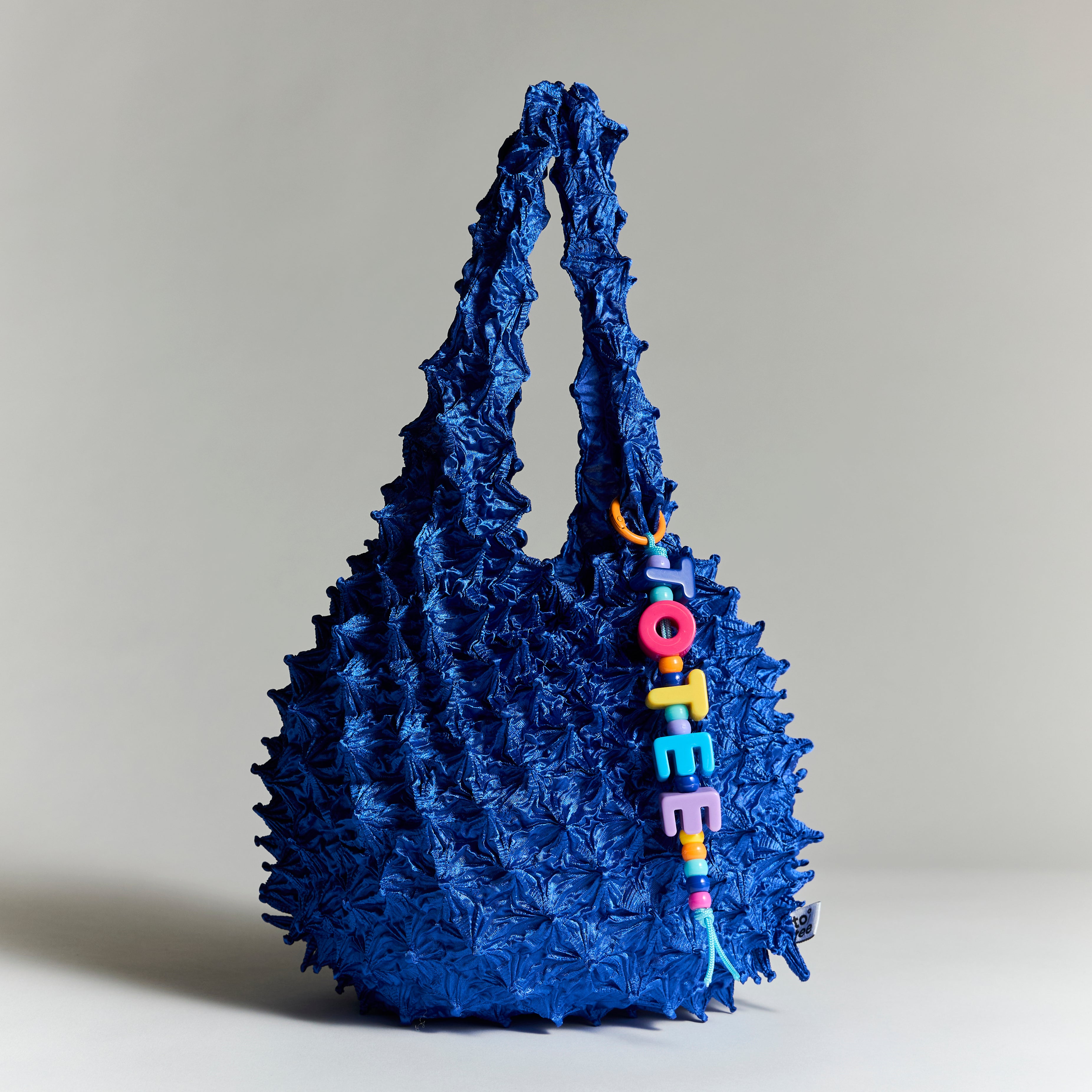 totee ビビッド アルファベット チャーム｜カラフルで存在感のあるバッグ用アクセサリー 