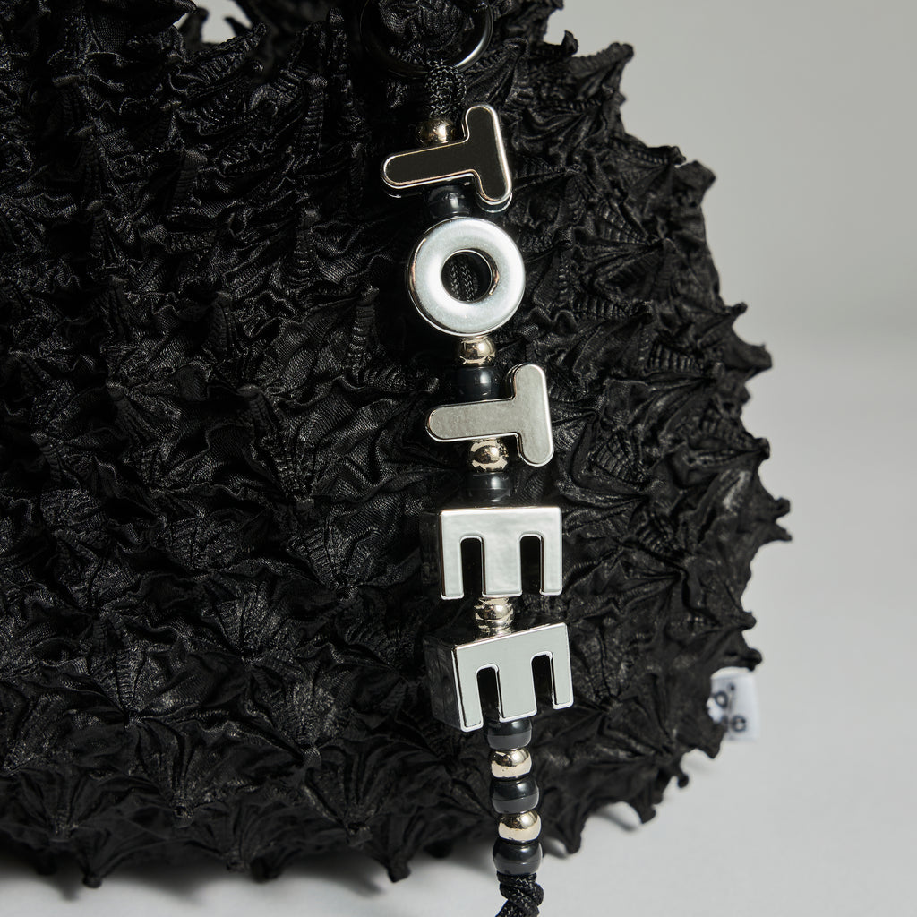 totee シルバー アルファベット チャーム｜バッグに付けられるブランドロゴアクセサリー