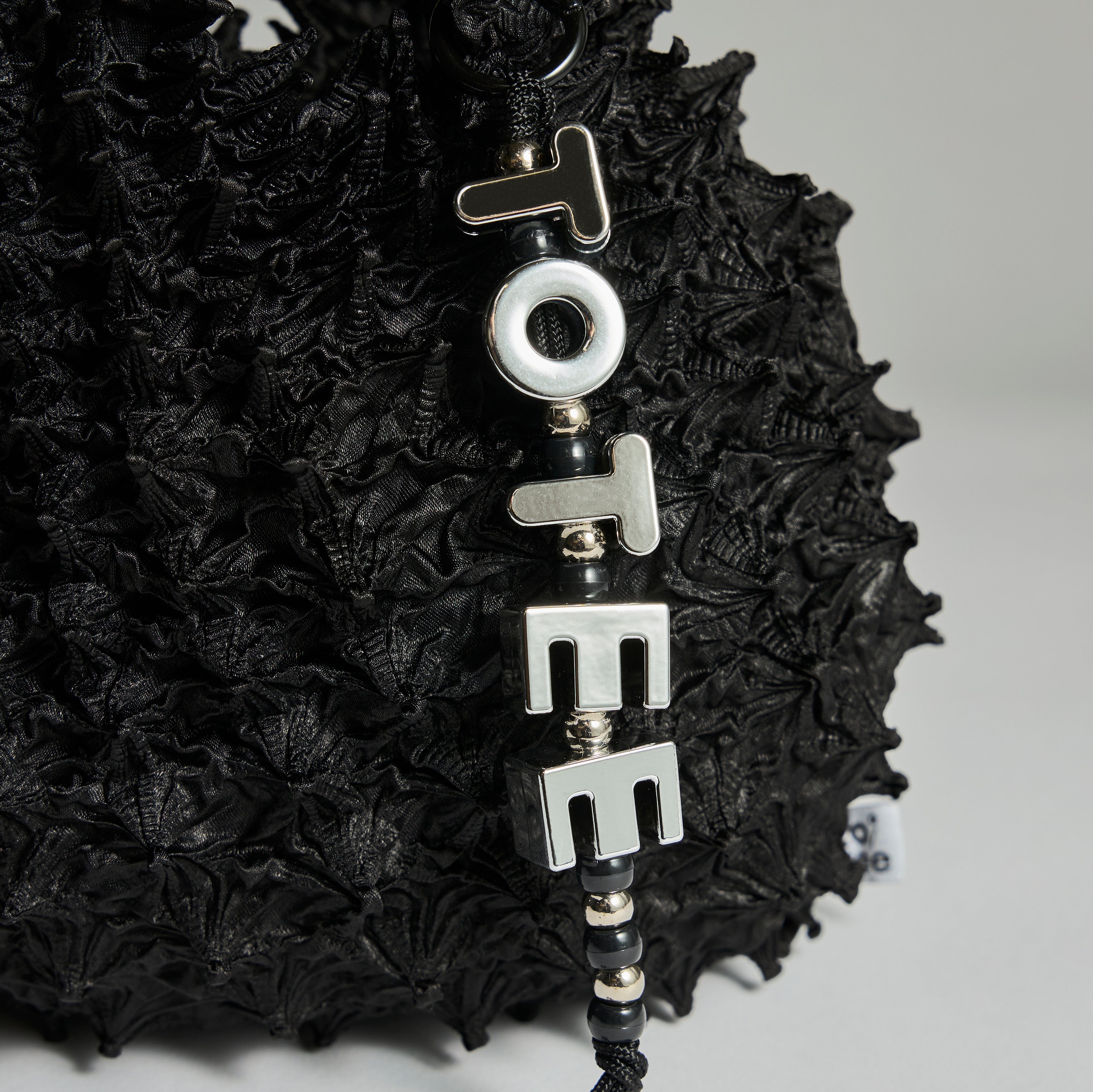 totee シルバー アルファベット チャーム｜バッグに付けられるブランドロゴアクセサリー