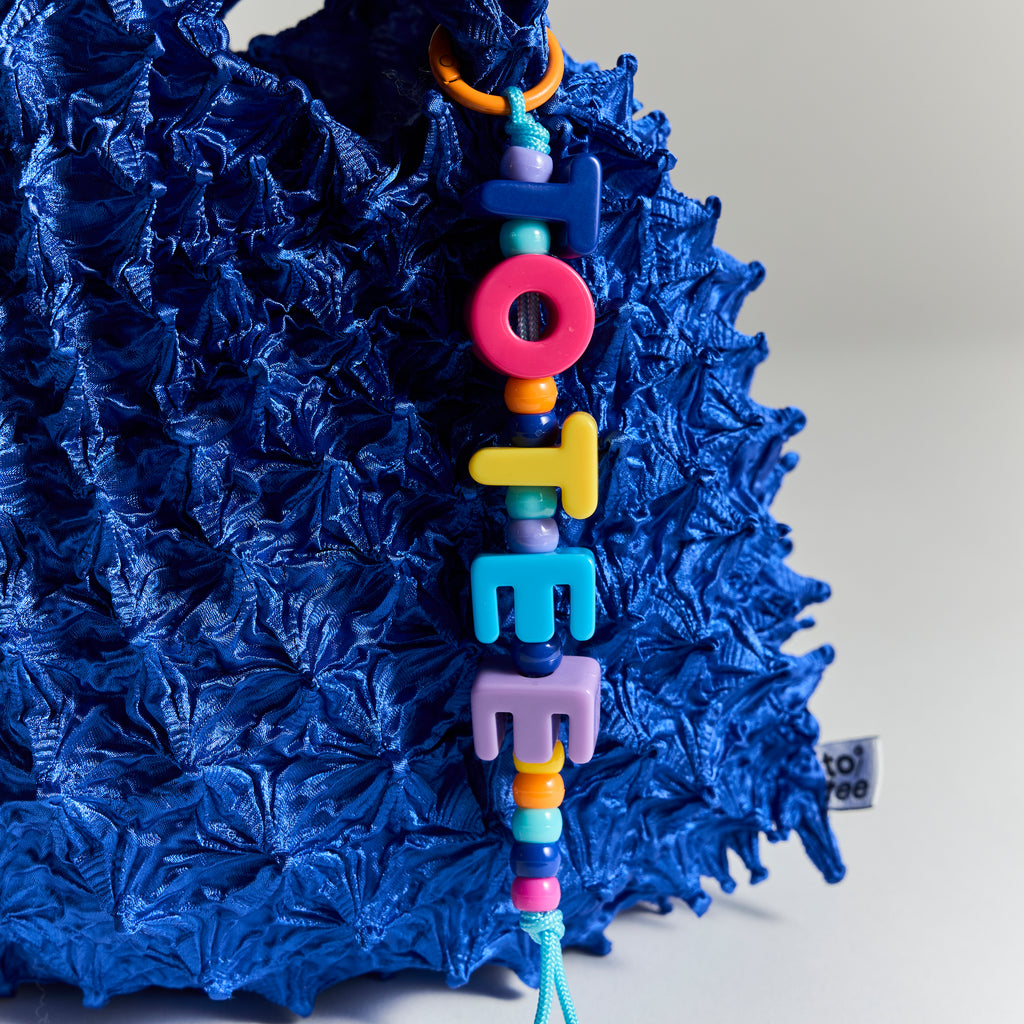 totee ビビッド アルファベット チャーム｜カラフルで存在感のあるバッグ用アクセサリー 