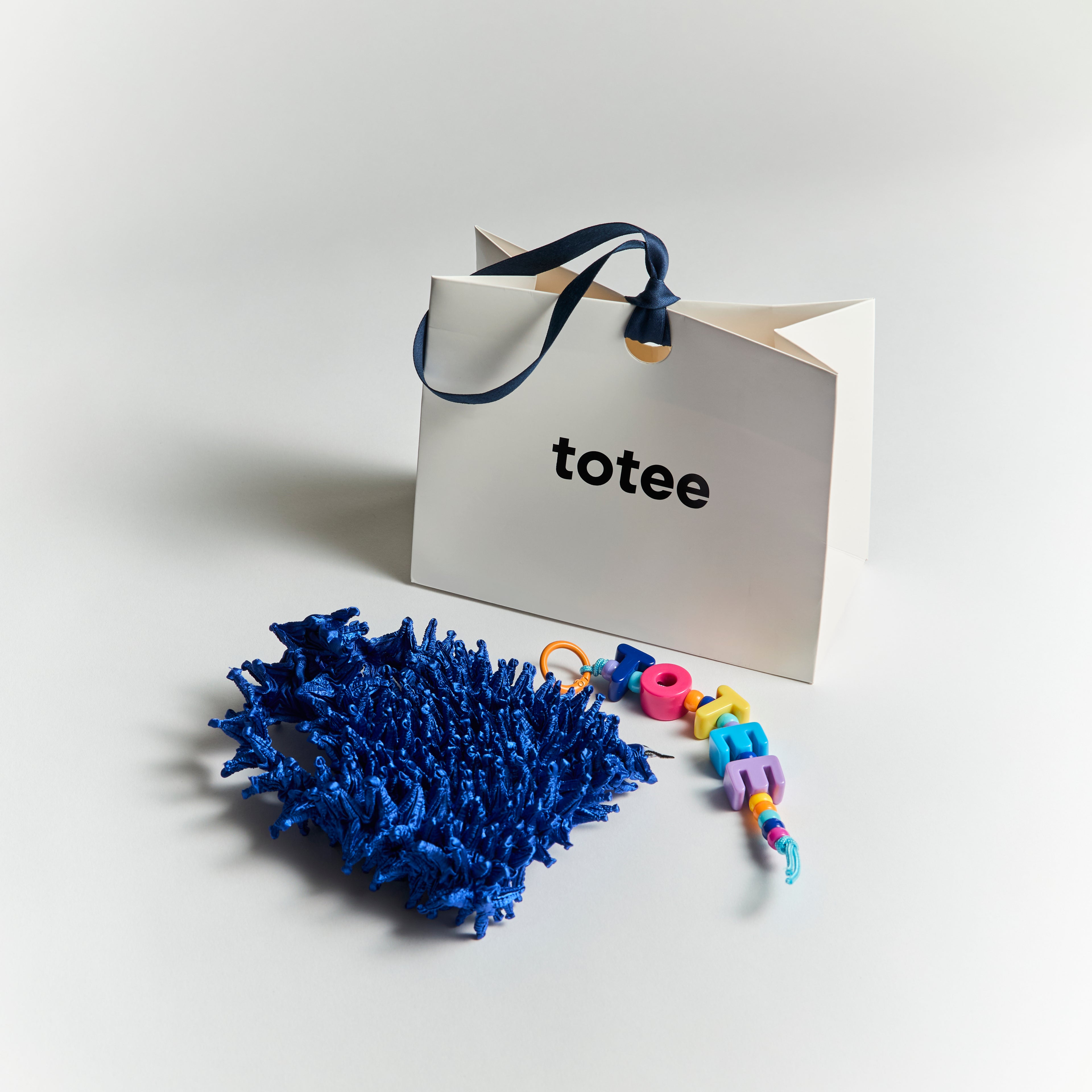 totee ギフトセット｜ブルー絞り加工エコバッグ＋TOTEEアルファベットチャーム＋リボン付きギフトバッグの3点セット。誕生日・お礼・日本のお土産に最適