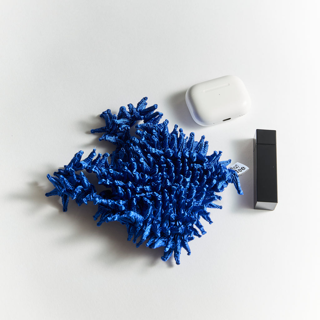 totee ブルー 絞り加工 エコバッグ 縮んでいる時｜コンパクトに収納できる日本デザインの軽量トートバッグ