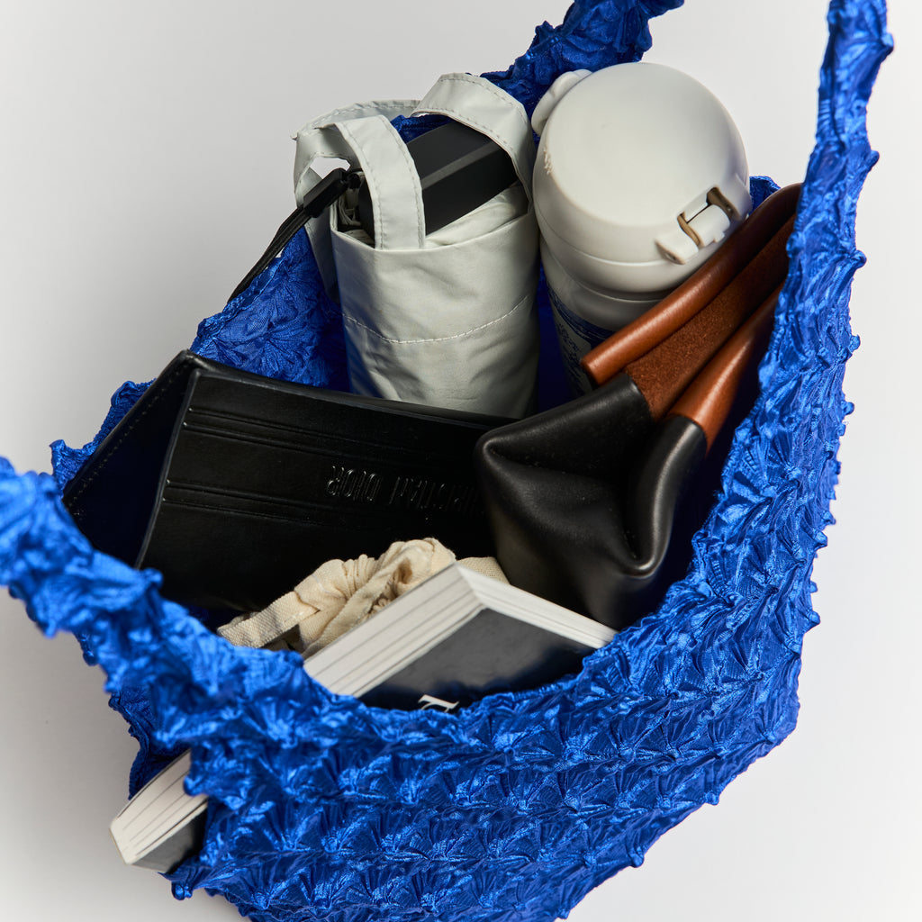 totee ブルー 絞り加工 エコバッグ 収納力｜水筒や財布、本などが入る大容量トートバッグ 日本デザイン